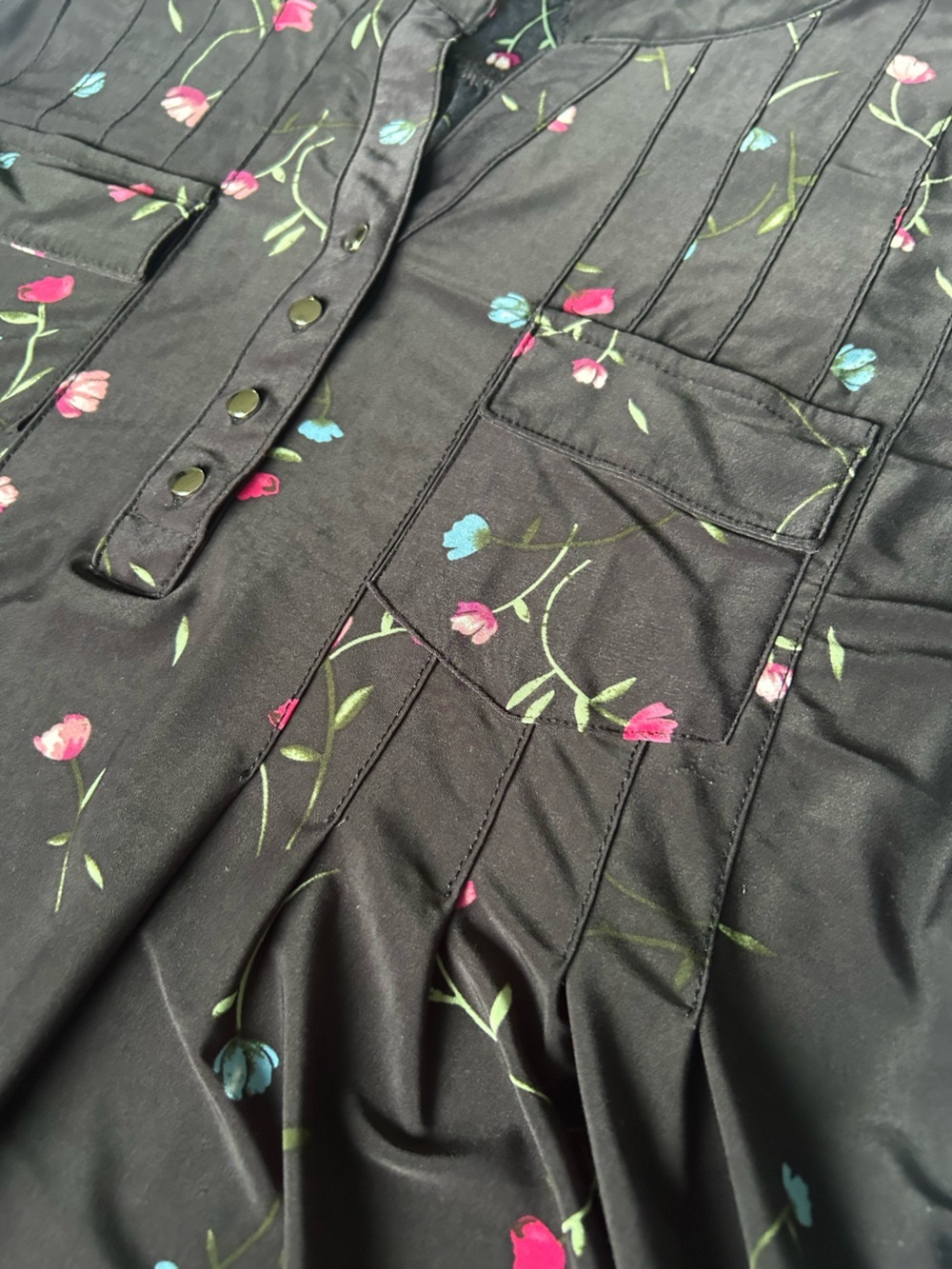 Sleeveless Black Floral Popover Blouse with Button Placket - Picture 8 of 11